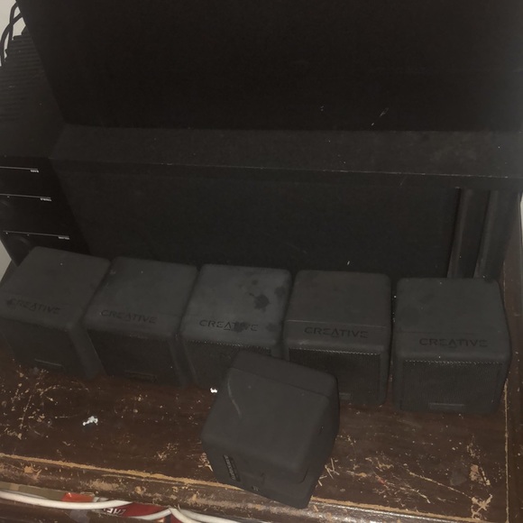 Bassspeaker has a sub and 6 lil speakers for audio - Picture 2 of 2
